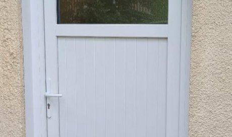 Fourniture et pose de porte de service en PVC à Décines-Charpieu