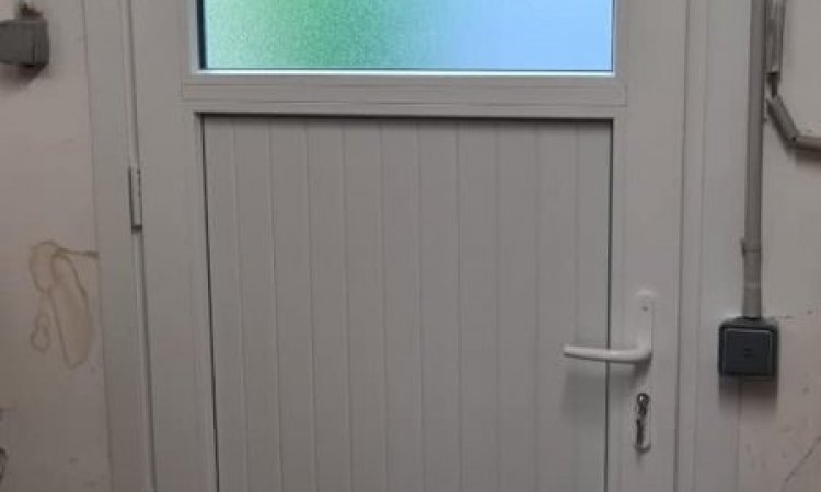 Fourniture et pose de porte de service en PVC à Décines-Charpieu